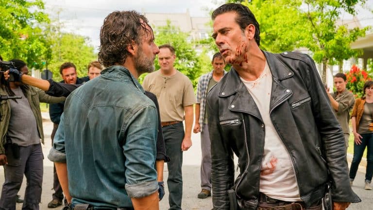 Vojna medzi Rickom a Neganom sa blíži! Herci nám v novom videu pripomínajú návrat siedmej série The Walking Dead!