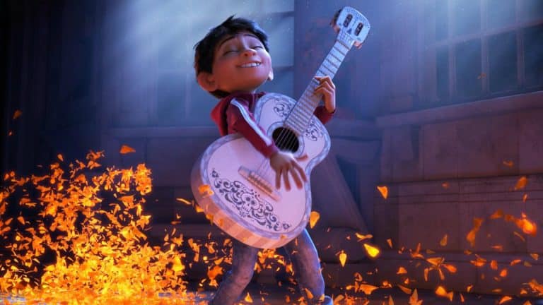 Vizuálne nádherný animák Coco od Pixaru nám predstavuje posmrtný život v tom najzvučnejšom obraze