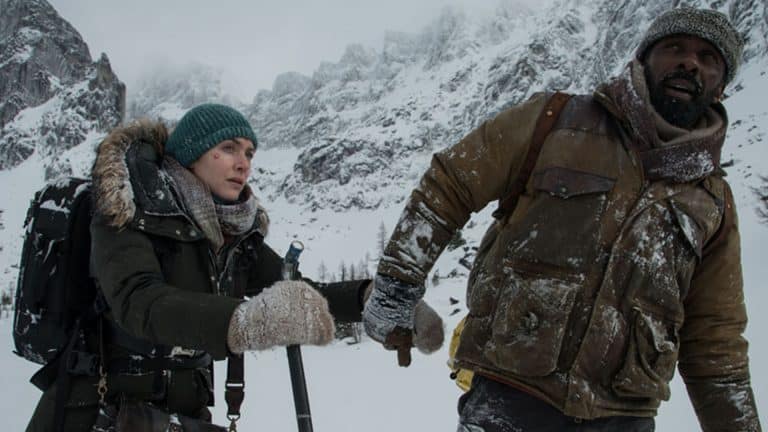 Idris Elba a Kate Winslet stroskotali v horách v prvom traileri na drámu The Mountain Between Us