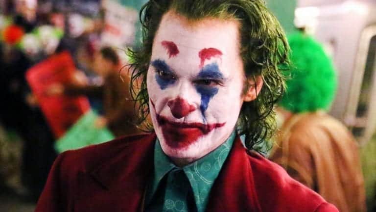 Joker na nových fotkách vytvára chaos v podzemí New Yorku a potvrdzuje finálny výzor make-upu!