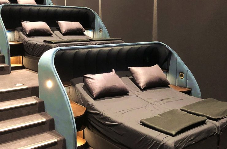 Kino s posteľami miesto sedačiek