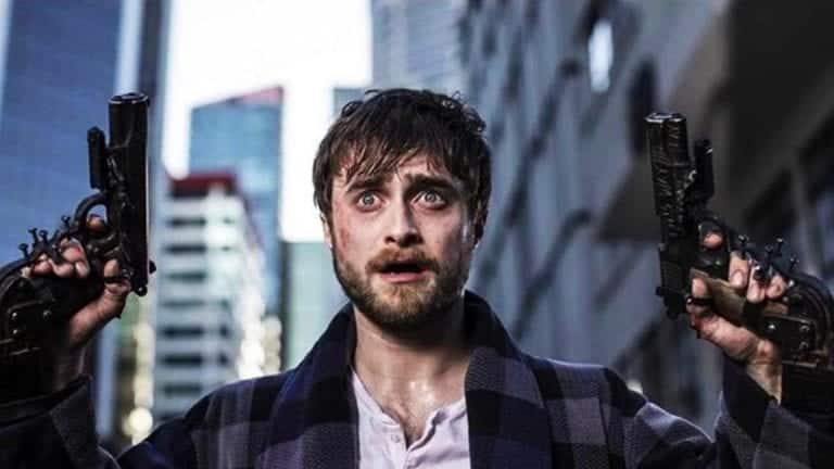 Daniel Radcliffe to v traileri na film Guns Akimbo poriadne roztočí