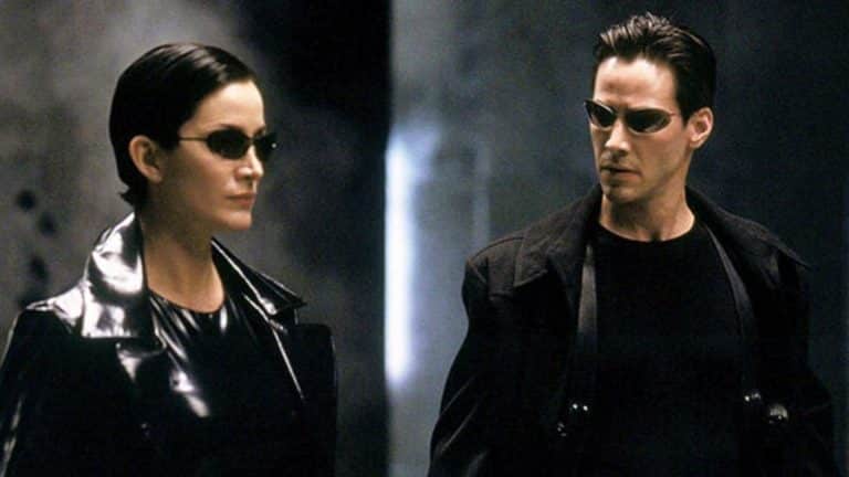 Neo a Trinity jazdia na motorke a skáču z budovy na nových videách z natáčania filmu Matrix 4