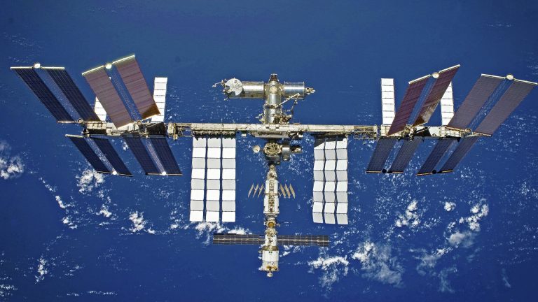 Prví turisti pôjdu na vesmírnu stanicu ISS už budúci rok. Koľko zaplatia?