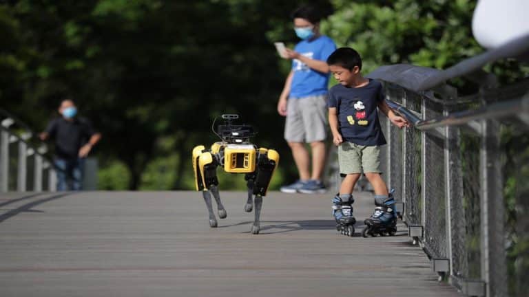 Pandemickí roboti sa stali súčasťou boja proti koronavírusu. Za úlohu majú ľudom pripomínať ich smrteľnosť