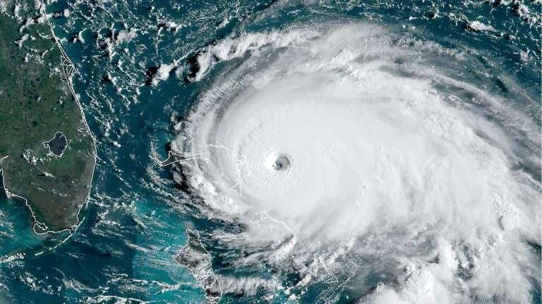 K Floride sa blíži najsilnejší hurikán modernej doby