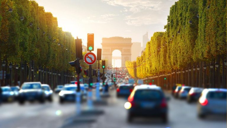 V Paríži začnú šoféri s hlasnými autami dostávať pokuty