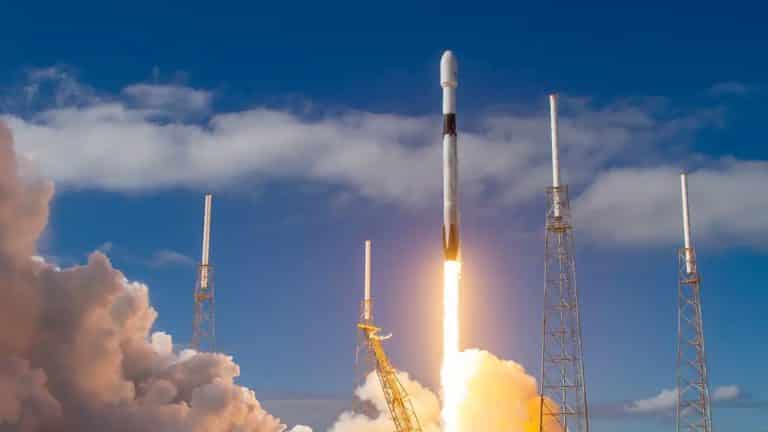 Pozrite sa naživo, ako SpaceX vystrelí na oblohu 60 najnovších internetových satelitov Starlink