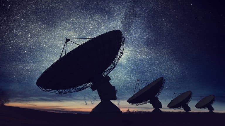 Z hlbokého vesmíru k nám každých 157 dní prichádzajú záhadné rádiové signály. Čo je ich pôvodom?