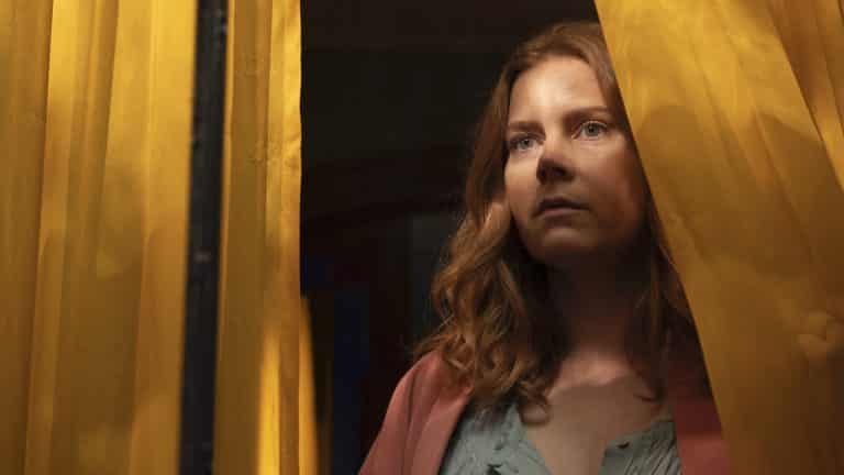 ‚The Woman in the Window‘ trailer: Amy Adams trpiaca úzkosťami je svedkom šokujúceho činu