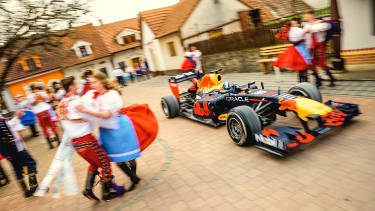 Red Bull Racing monopost F1 v česko-slovenskom videu cestuje z Prahy až do Tatier