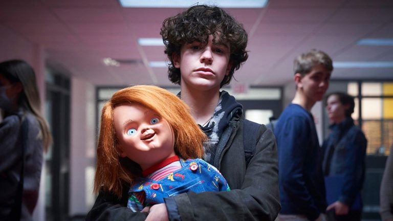 Vraždiaca bábika je späť. Nový trailer k seriálu Chucky sľubuje zbesilé krviprelievanie a veľa nevinných obetí