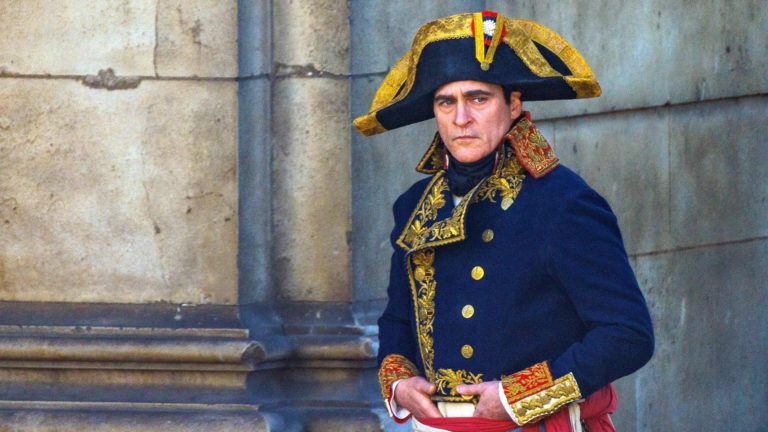 FOTO: Joaquin Phoenix sa predstavuje ako Napoleon Bonaparte na prvých záberoch z filmu Kitbag