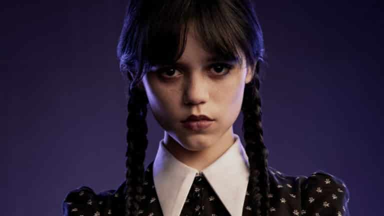 Wednesday Addamsová v podaní Tima Burtona. Je ňou herečka Jenna Ortega v prvej ukážke na Netflix seriál