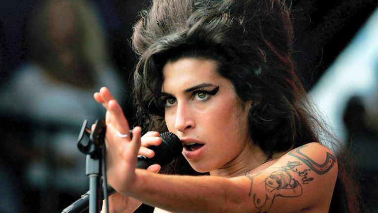 Chystá sa nový životopisný film o Amy Winehouse. Povedie ho režisérka 50 odtieňov