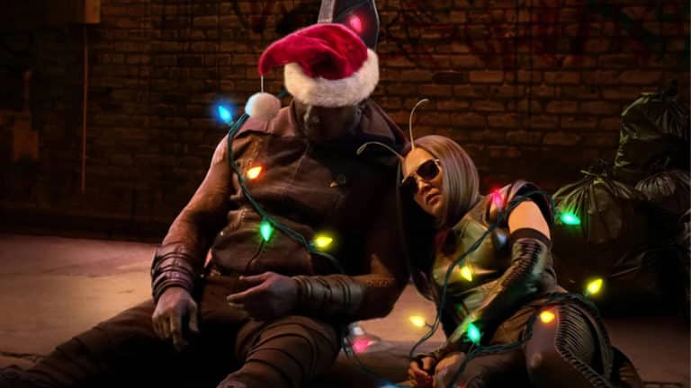 Drax a Mantis unášajú Kevina Bacona ako vianočný darček. Sleduj trailer na špeciál Strážcov Galaxie!
