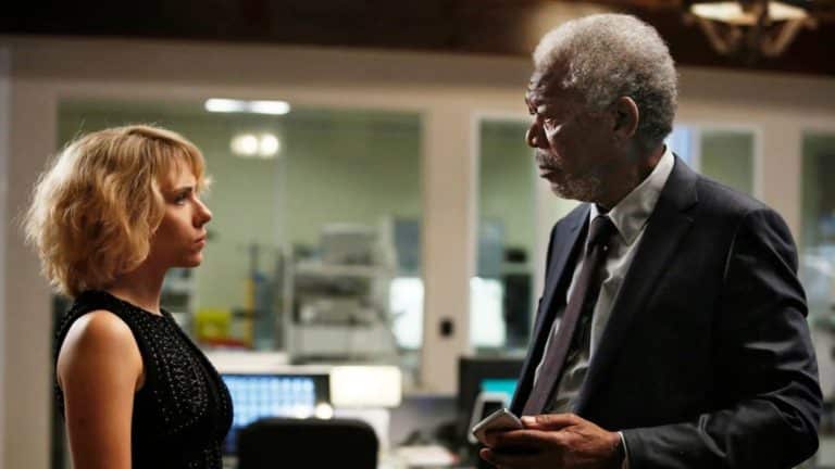 Chystá sa spin-off seriál k sci-fi Lucy, s Morganom Freemanom sa jedná o návrate