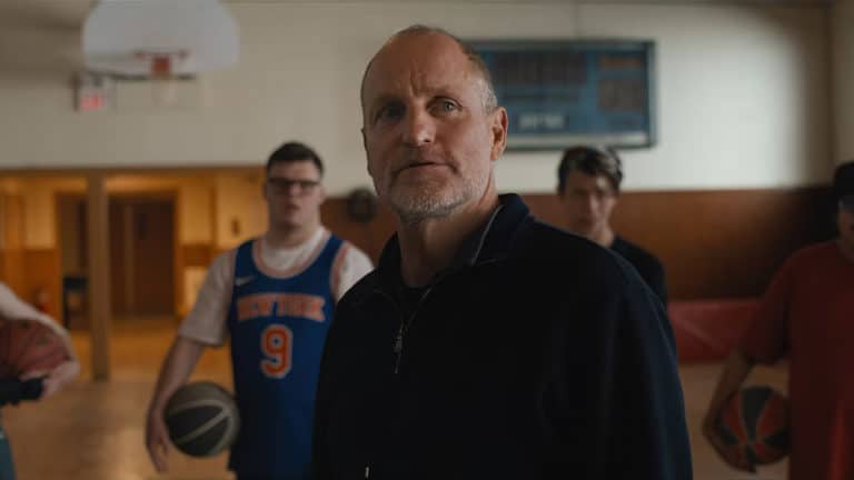 Basketbalový kouč Woody Harrelson sa v komédii Champions musí vysporiadať s tímom mentálne postihnutých hráčov